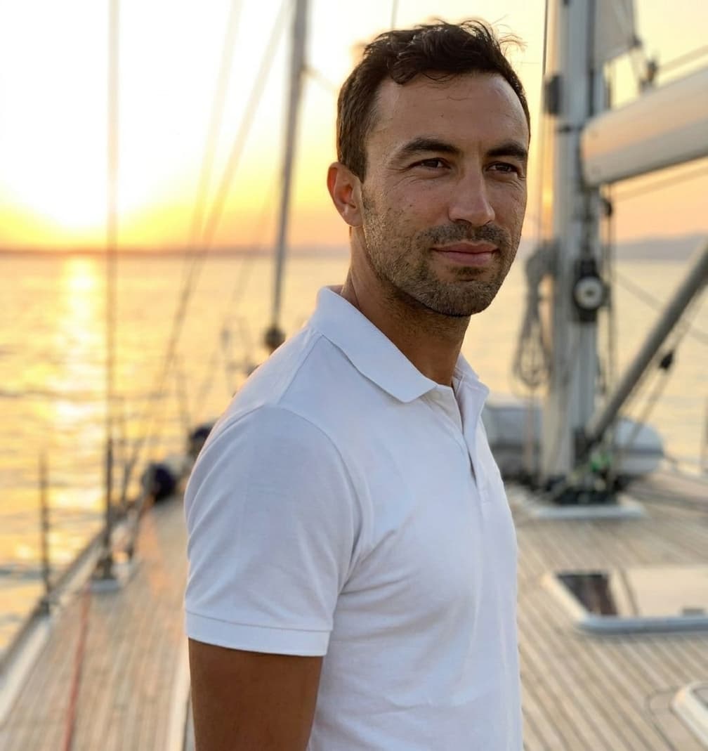 Customer 05's transformation — on a sailboat at sunset