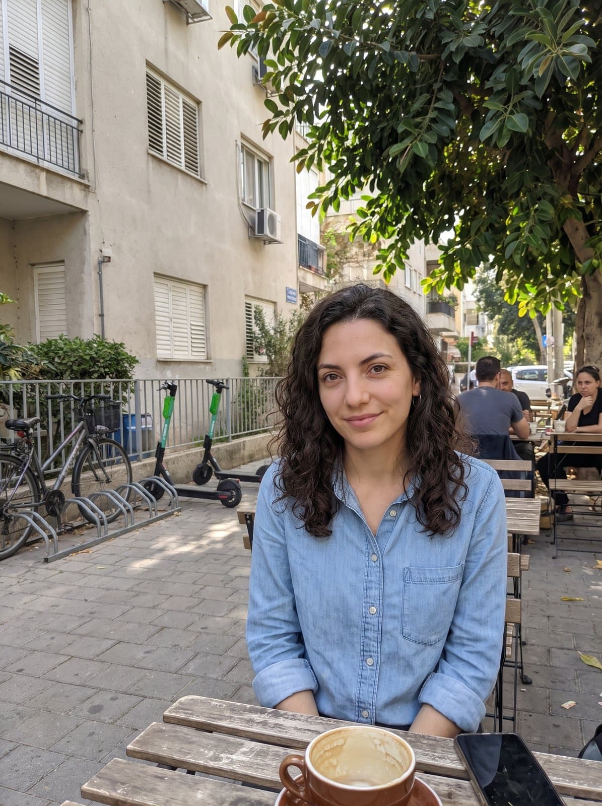 Invented person: AI-generated photo, café terrace
